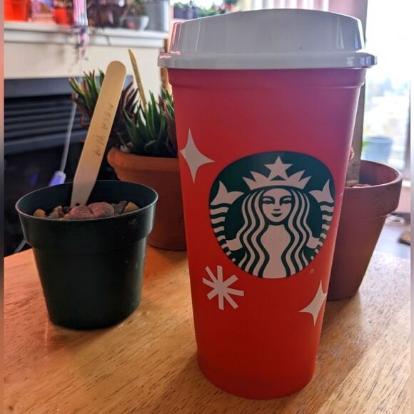 5$ Item! New 2022 Starbucks 25th Anniversary Grande Red Cup with Lid Never Used - Picture 1 of 5